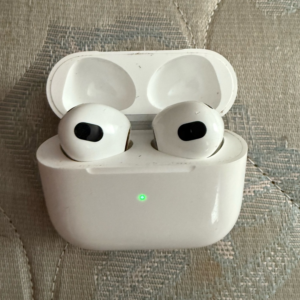 Apple White Wireless Earbuds